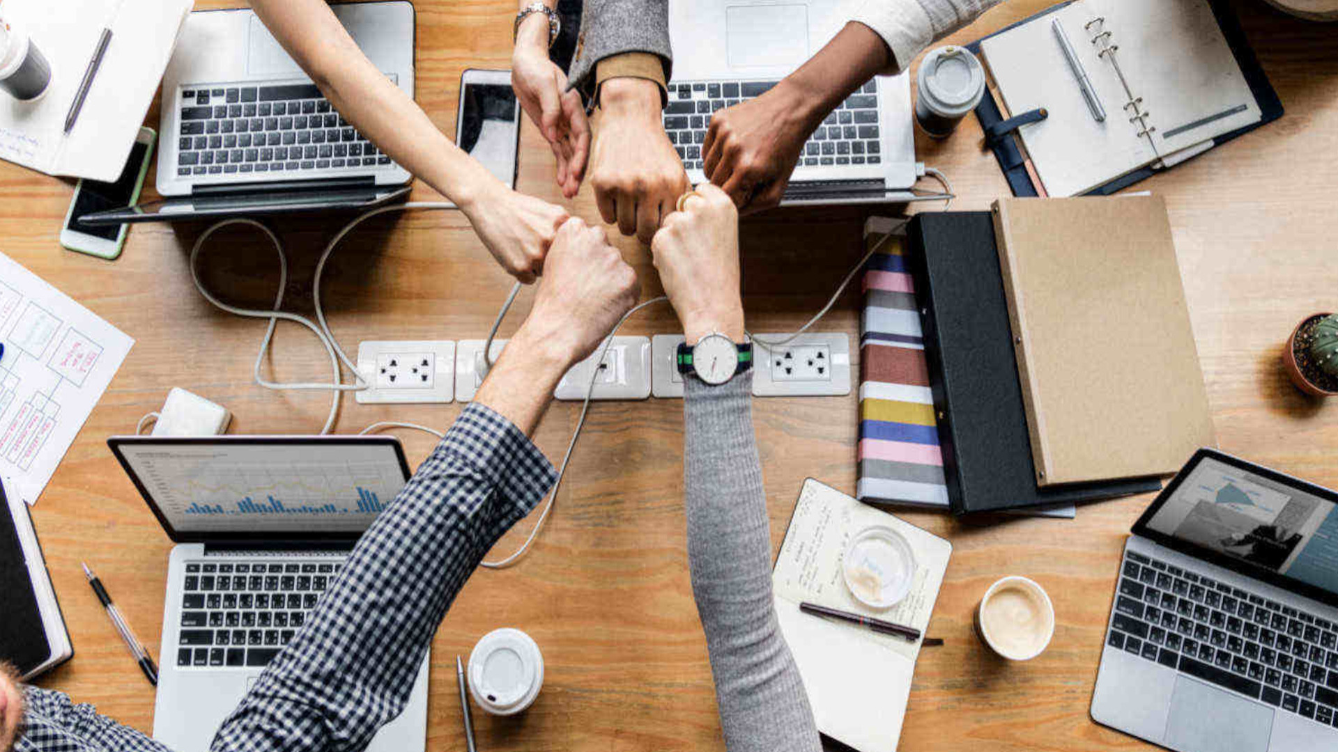 Equipe trabalhando em conjunto no escritório
